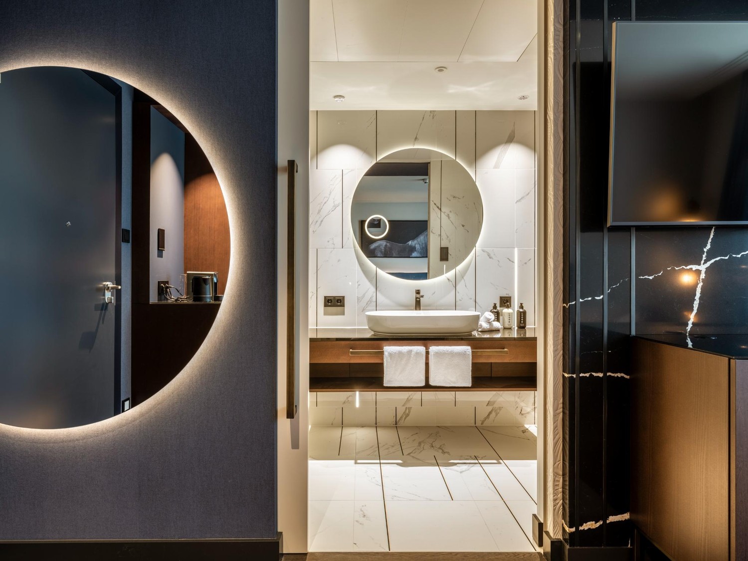 Nowoczesna łazienka z okrągłym lustrem i umywalką, fot. Duravit