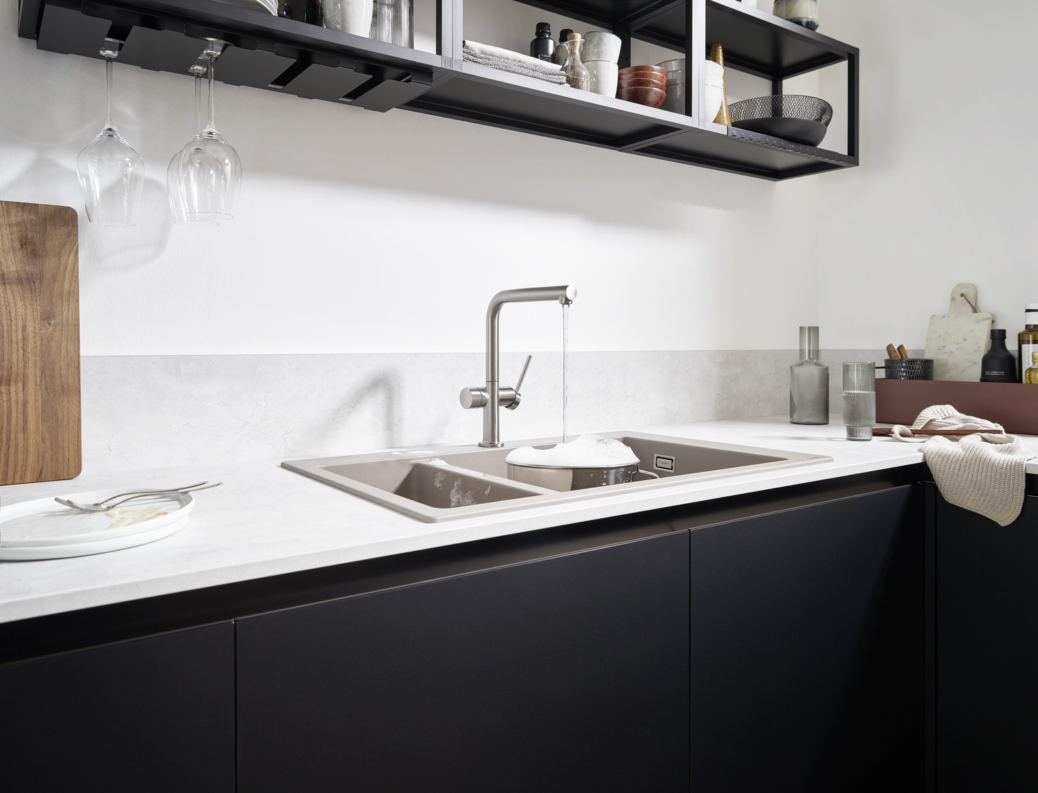 Industrialna kuchnia z czarną półką i zlewem fot. Hansgrohe