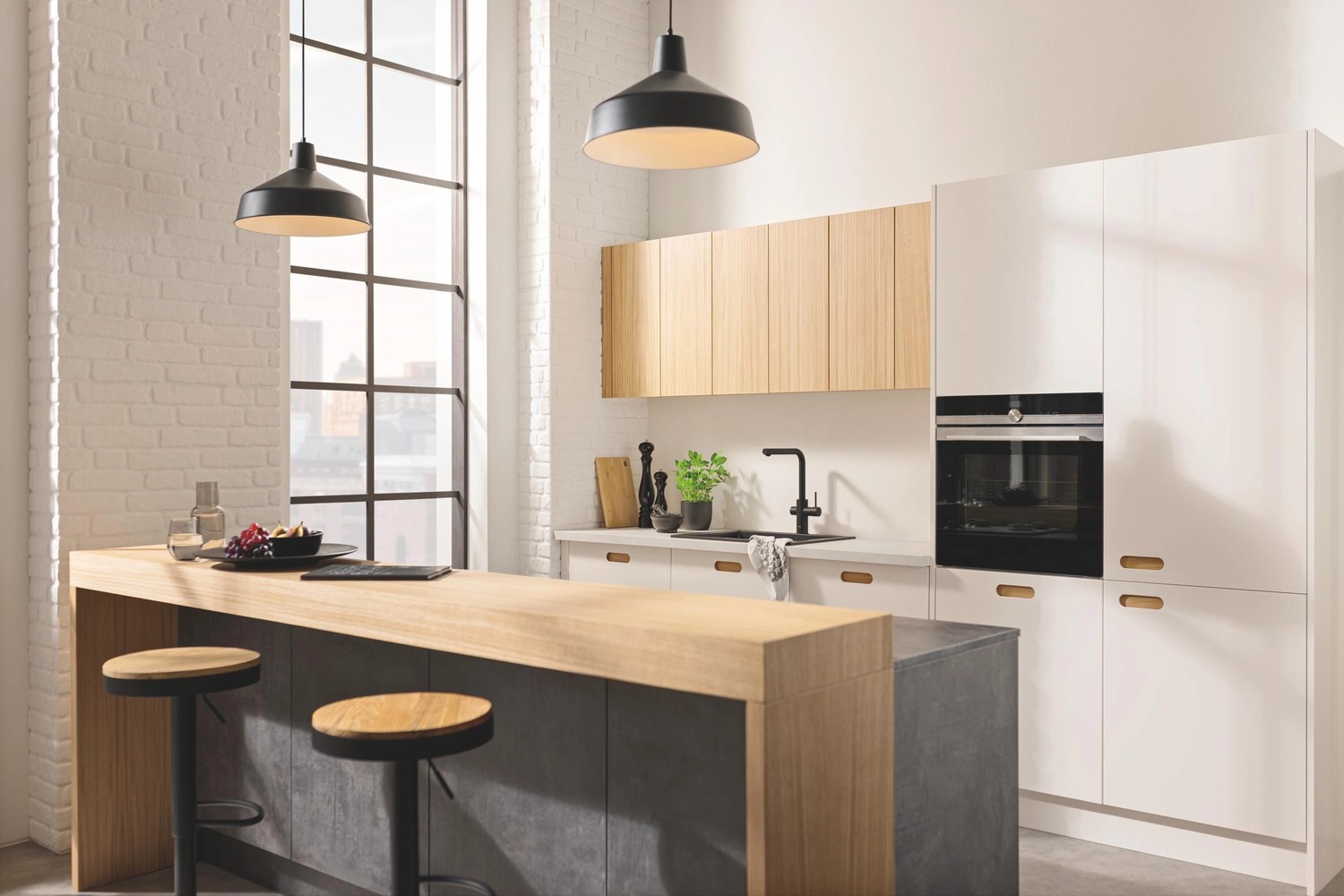 Industrialna kuchnia z wyspą i czarną baterią fot. Grohe