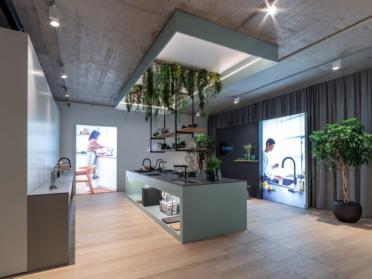 Industrialna kuchnia z wyspą i zielenią fot. Hansgrohe