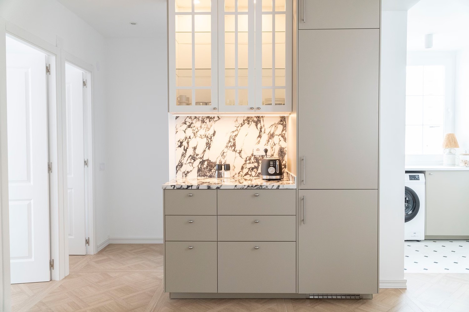 Klasyczna kuchnia z marmurowym blatem i witryną fot. Porcelanosa