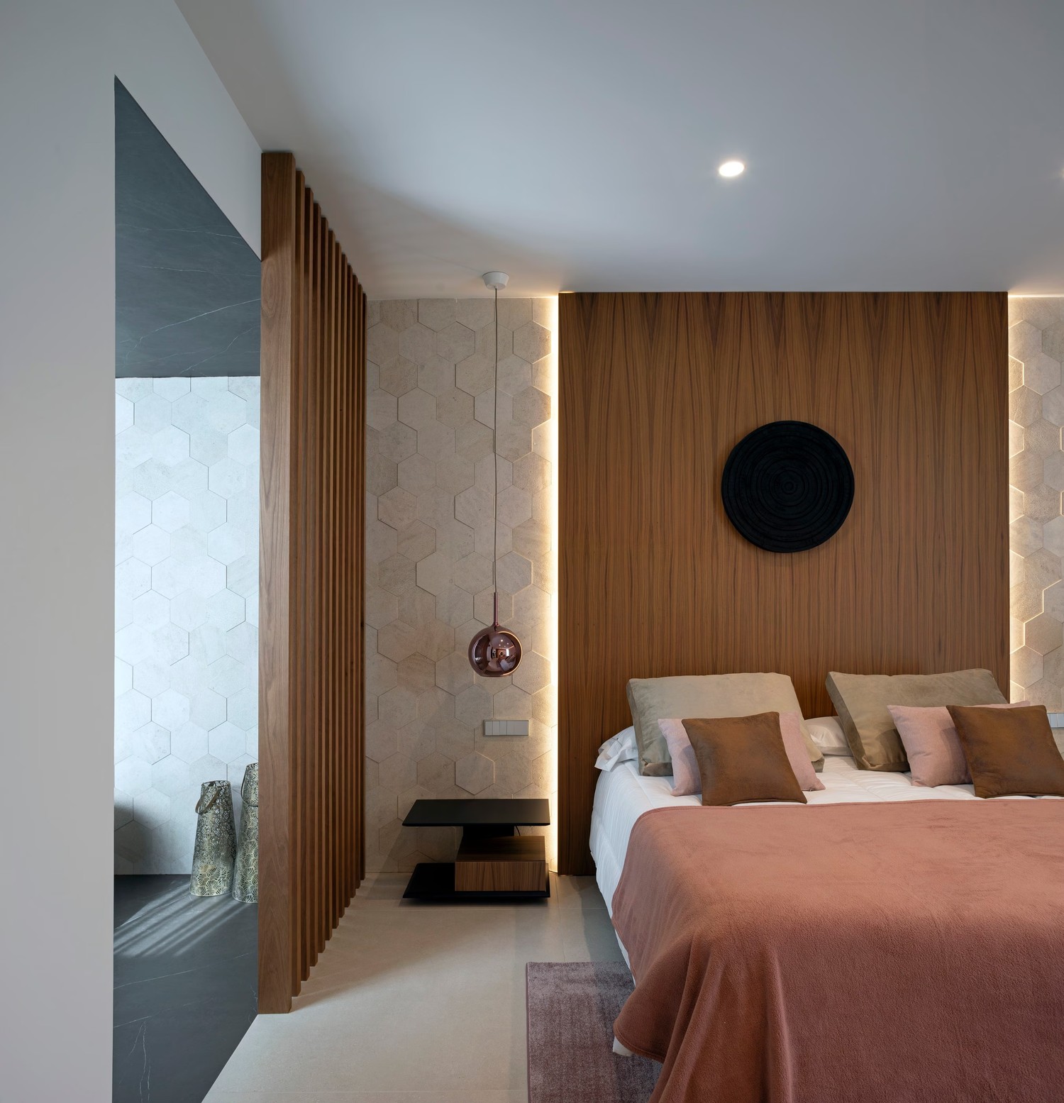 Sypialnia japandi z drewnem i lamelą fot. Porcelanosa