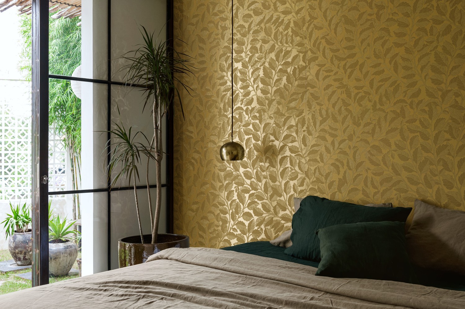 Sypialnia z botaniczną tapetą i zielenią. fot. Marazzi