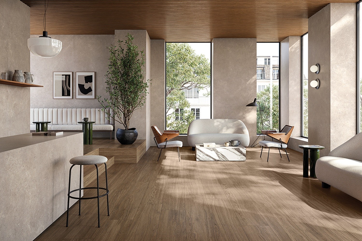 Elegancki salon z drewnianą podłogą i marmurowym stolikiem fot. Refin