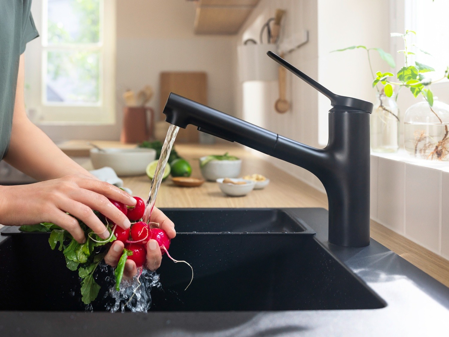 Czarna bateria kuchenna nad zlewem fot. Hansgrohe