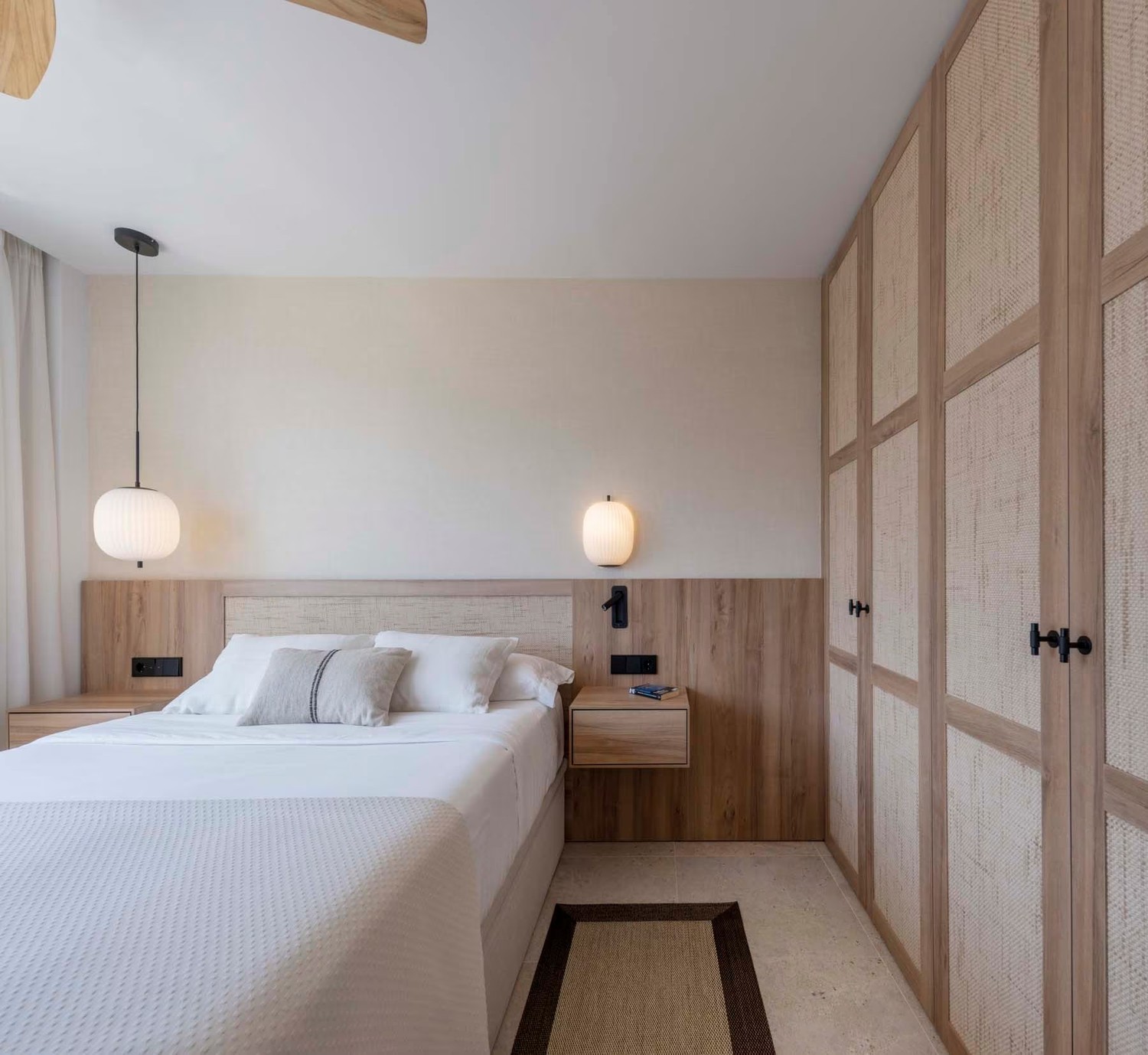 Przytulna sypialnia japandi z drewnem i łóżkiem. fot. Porcelanosa