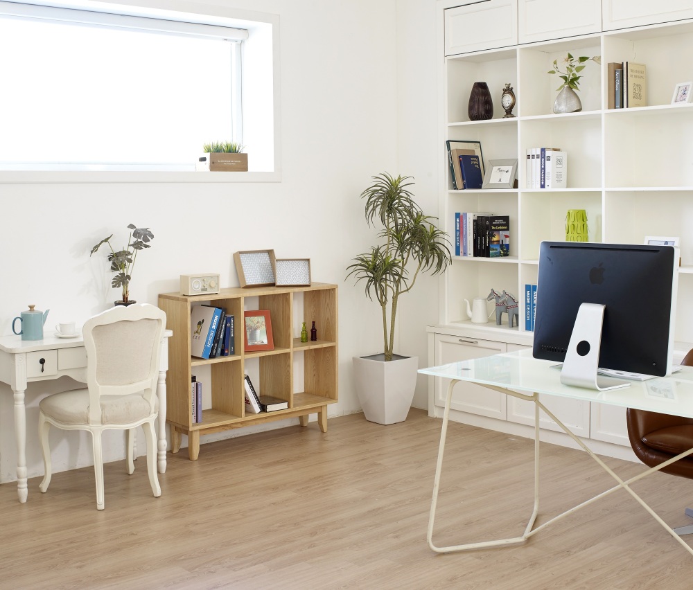 białe biurko do biura, nowoczesne biuro w mieszkaniu, nowoczesne biurko do domu