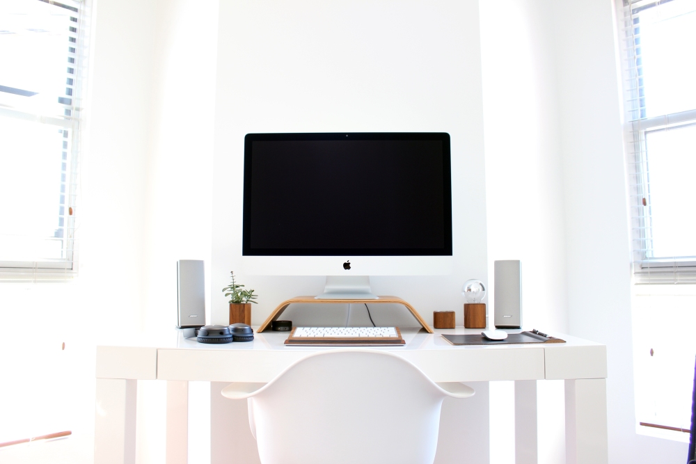 białe biurko do biura, monitor do biura w domu, biurko do biura