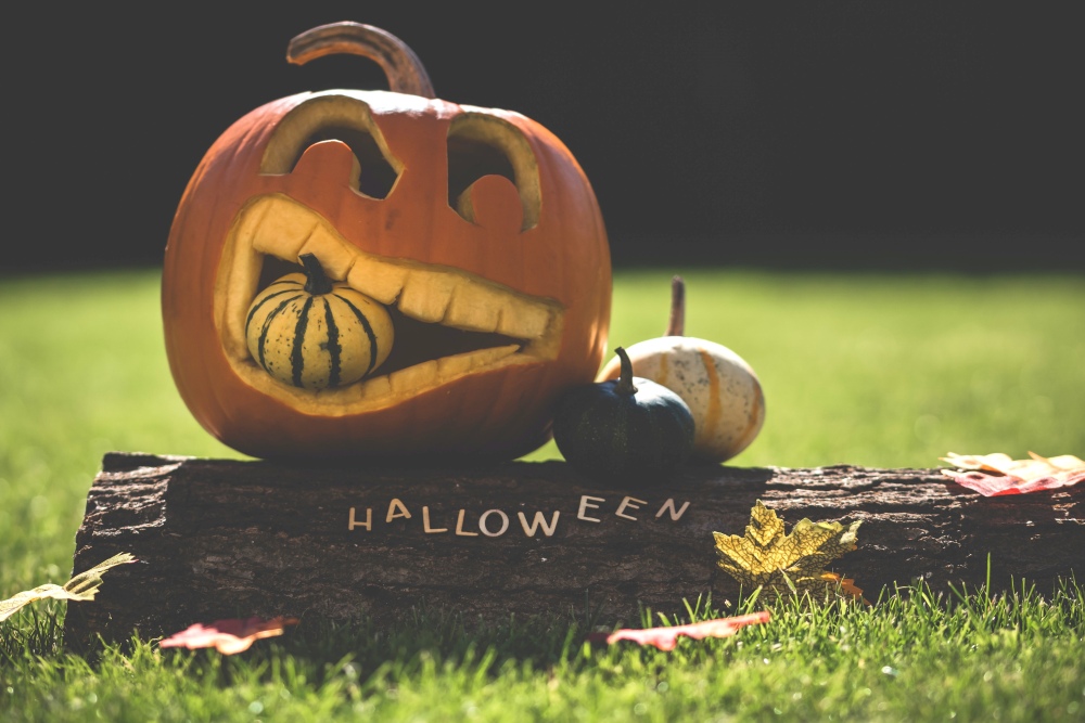 halloween carving, wesoła dynia na halloween, stroik z dyni na halloween