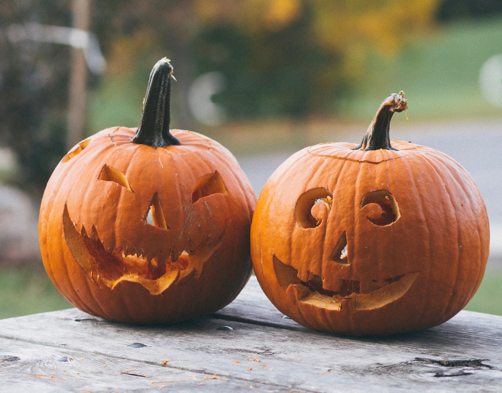 uśmiechnięte dynie na halloween, wycinanie uśmiechu w dyni, jak zrobić śmiejącą się dynię