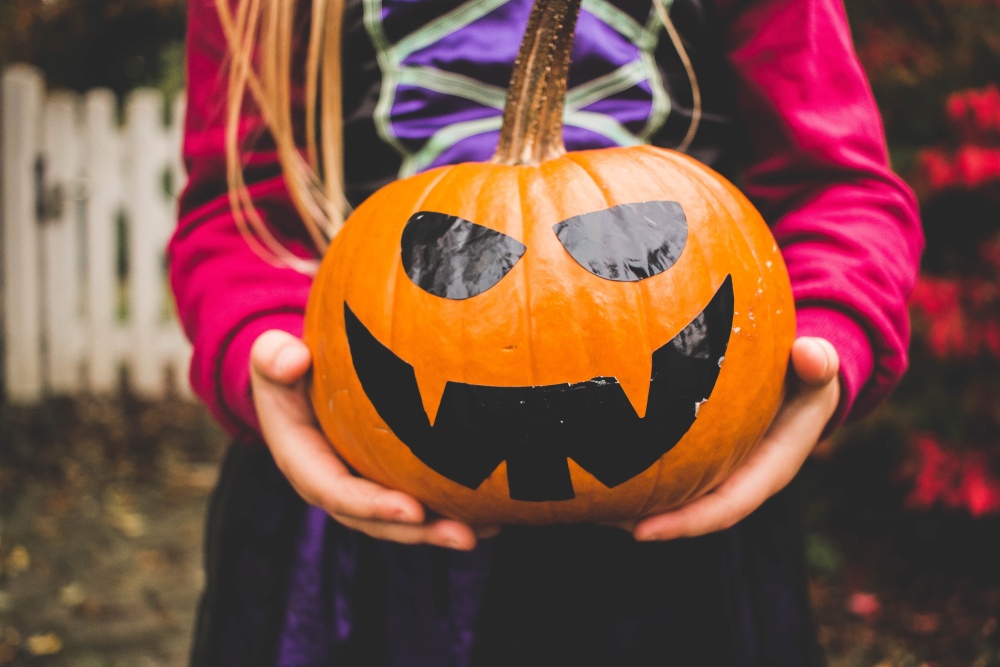 malowanie dyni na halloween, jak pomalować dynie, jak narysować twarz na dyni