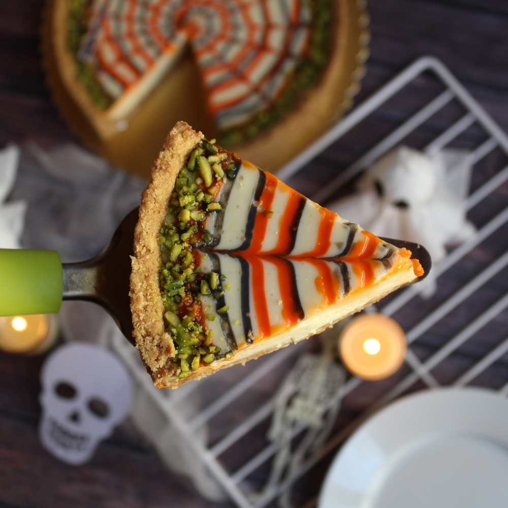 halloween tarta z kremem, halloween ozdobiona tarta, wytrawna tarta na halloween