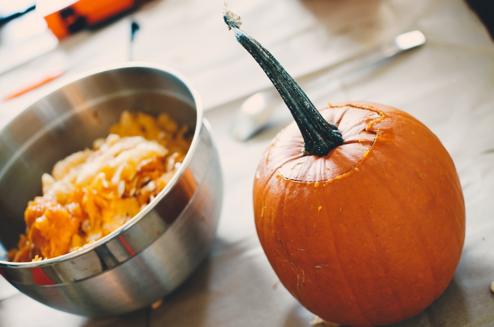 jak wydrążyć dynię, jak zrobić lampion z dyni, patroszenie dyni na halloween