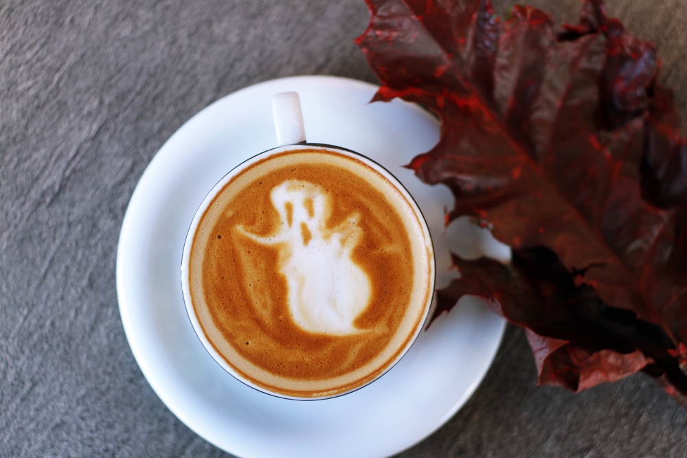 kawa duch, halloween wzory na kawę, duch na piance z kawy
