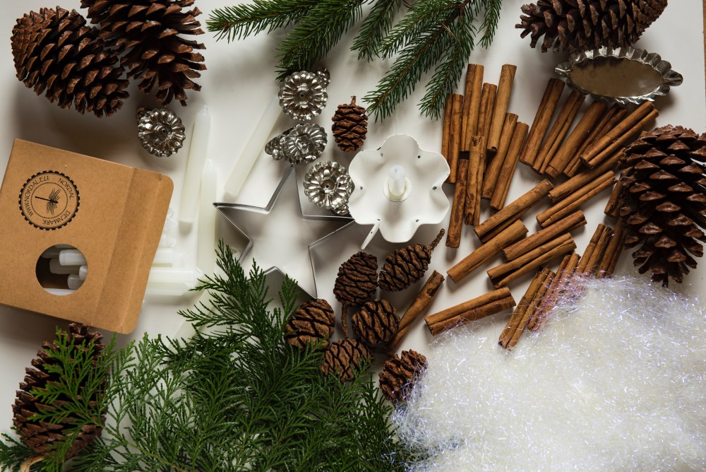 dekoracja z szyszek na stół, świąteczne ozdoby z szyszek, szyszki na stole na boże narodzenie