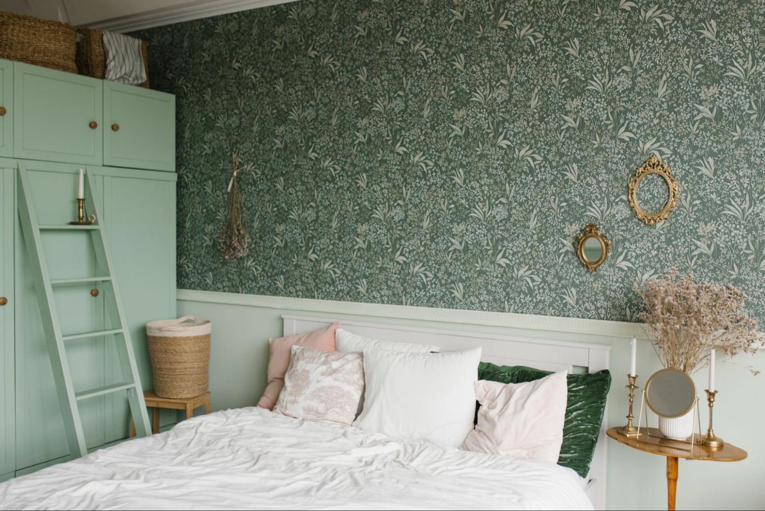 zielona tapeta w sypialni 