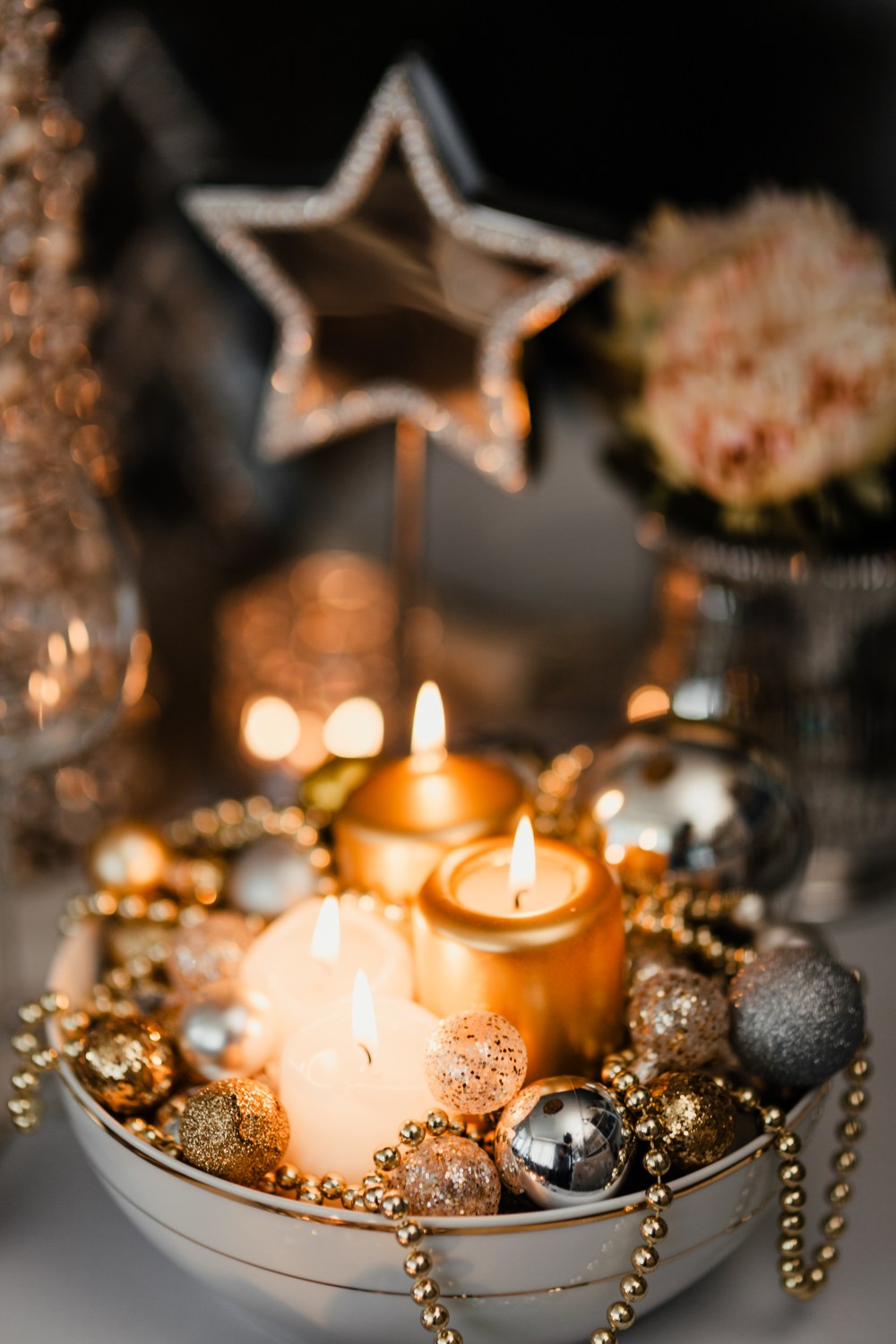 świąteczny stroik ze świecą, boże narodzenie świece w stroiku, wigilia świece w stroiku