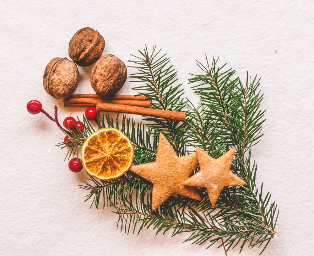 kompozycja stroika na święta, świąteczny stroik z pomarańczą, świąteczny stroik z cynamonem