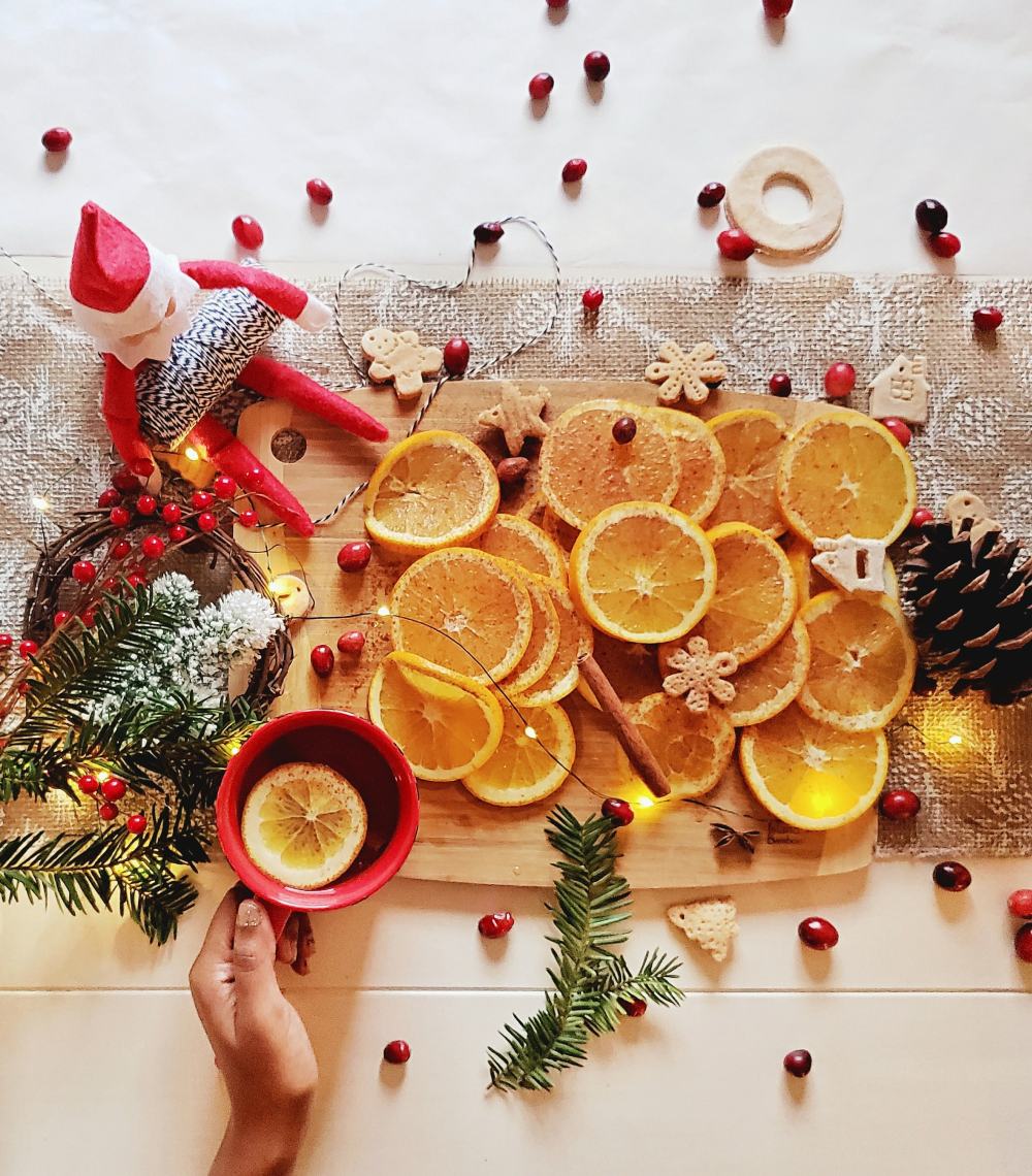 plastry pomarańczy do dekoracji stołu, dekoracja stołu z plastrów cytrusów, cytrusy w dekoracji świątecznej