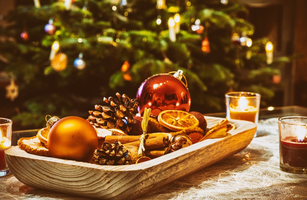 bombki w świątecznym stroiku, stroik na stół w święta, dekoracja stołu w święta