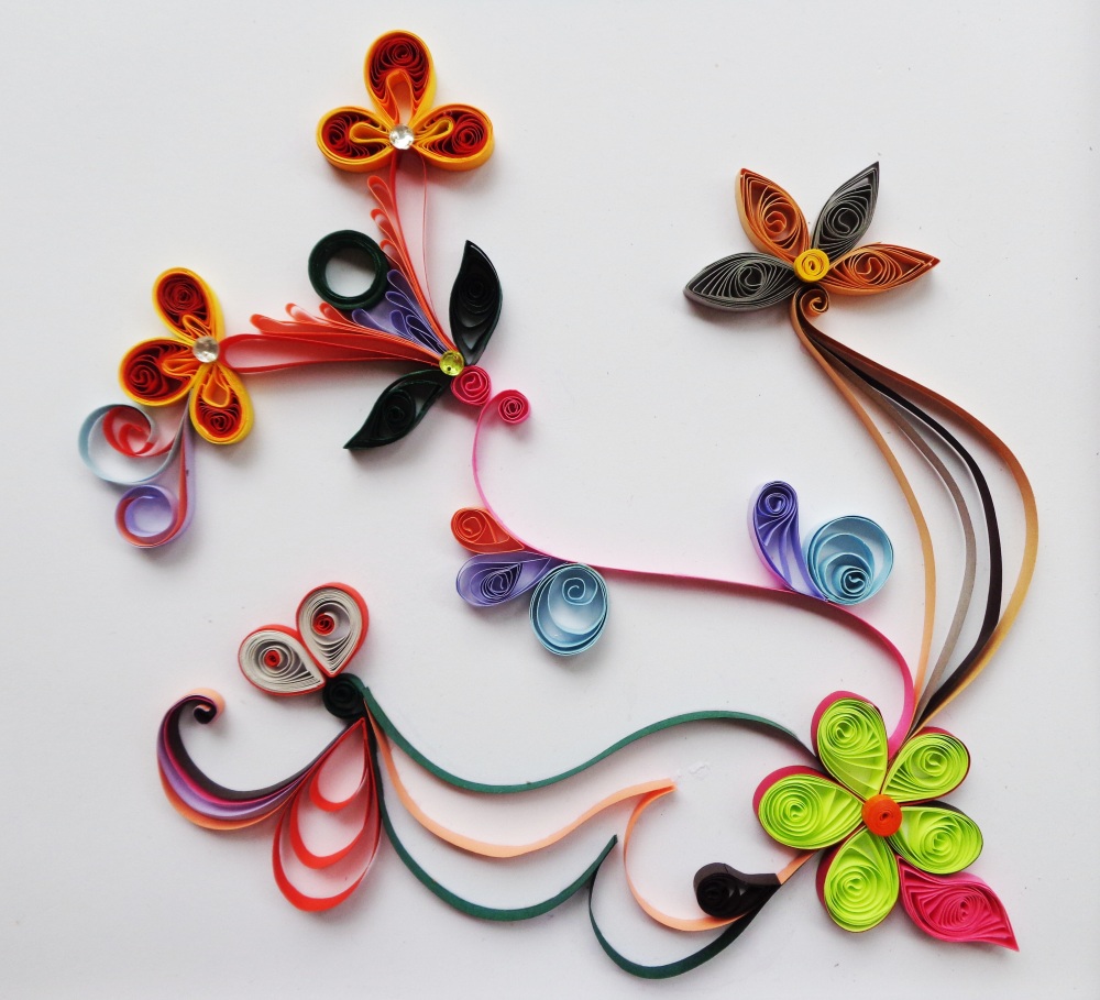 ozdoby na okno z papieru, quilling na okno, kwiaty z papieru na okno