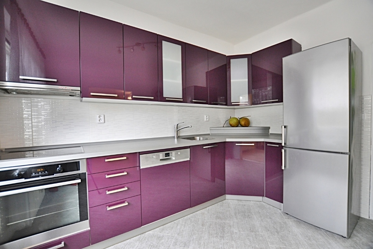 Z jakimi kolorami komponuje się bakłażanowy w kuchni