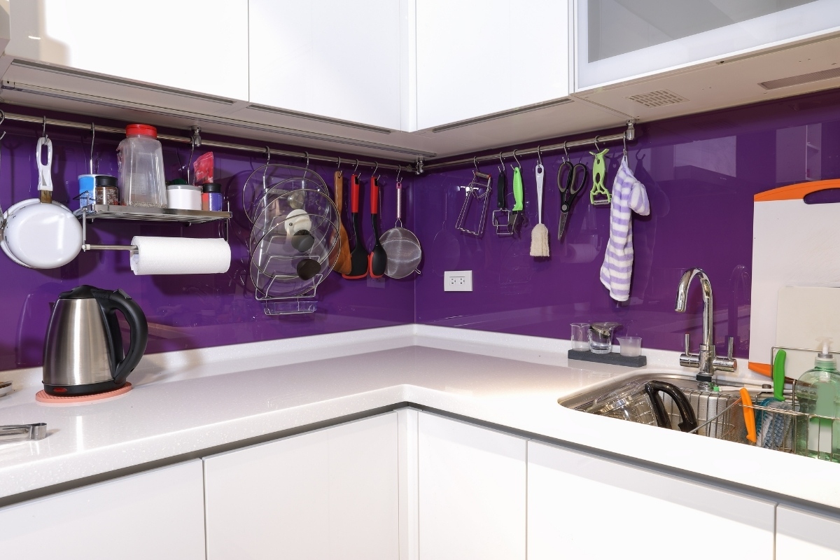 Połączenie koloru bakłażanowego, bieli i drewna w kuchni