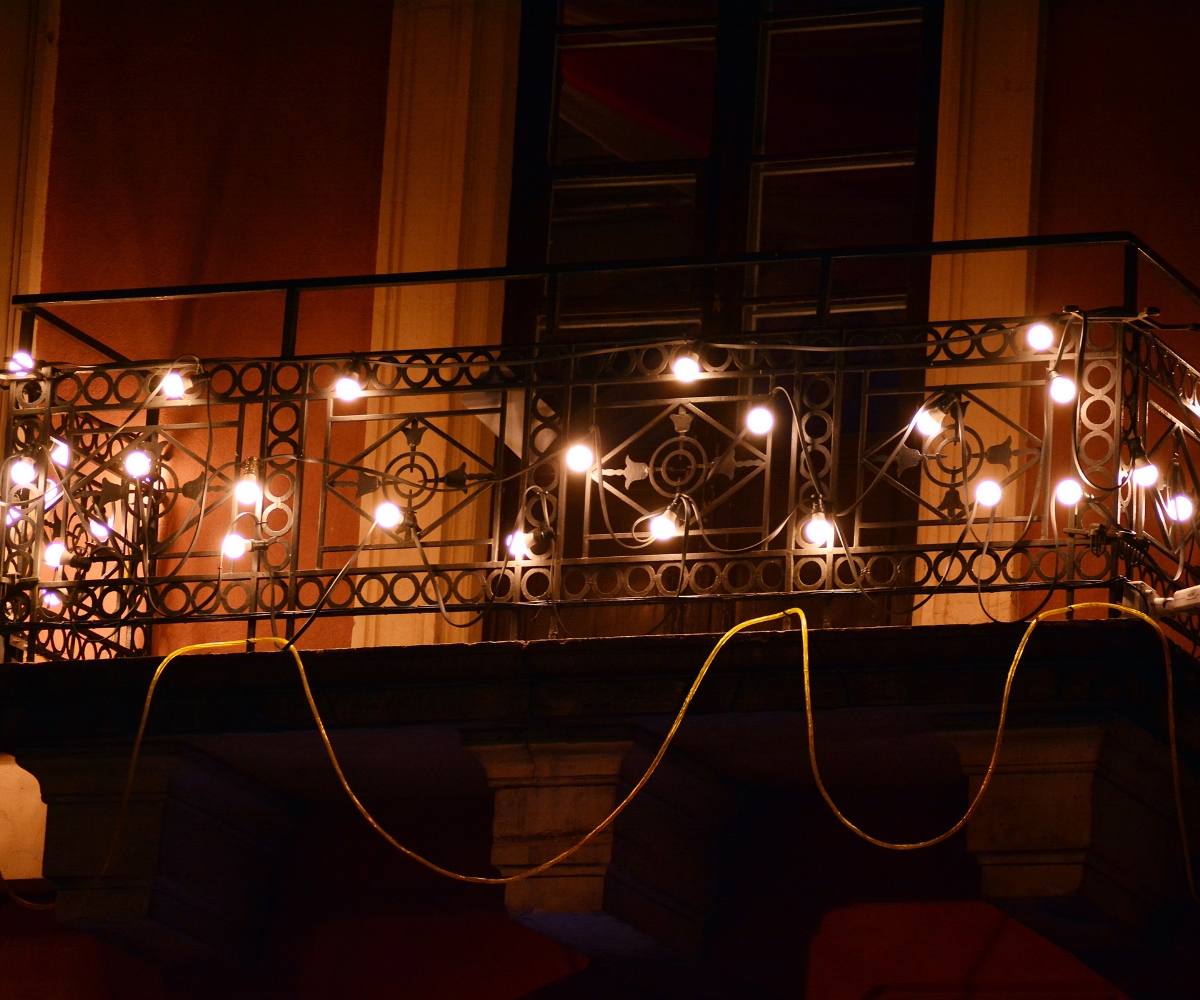 Nastrojowe oświetlenie małego balkonu