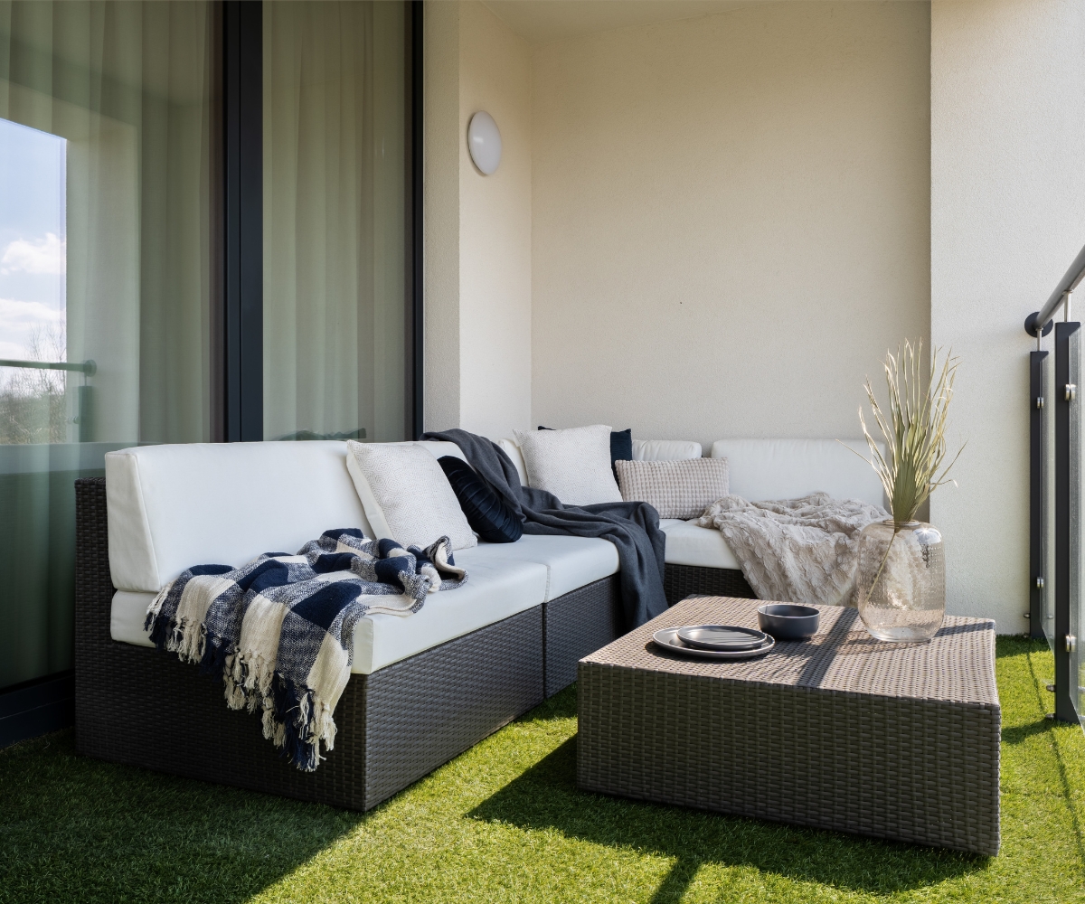 Przechowywanie na balkonie – skrzynie i półki