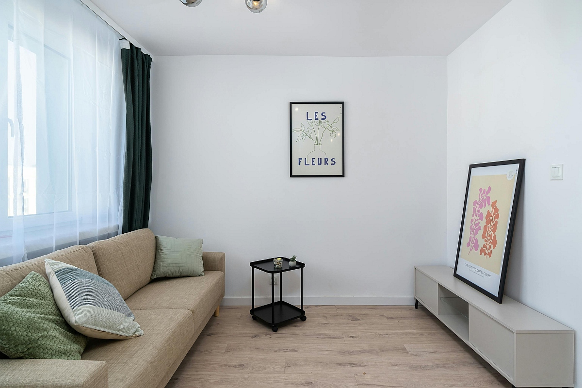 Obrazy i plakaty zamiast telewizora w salonie