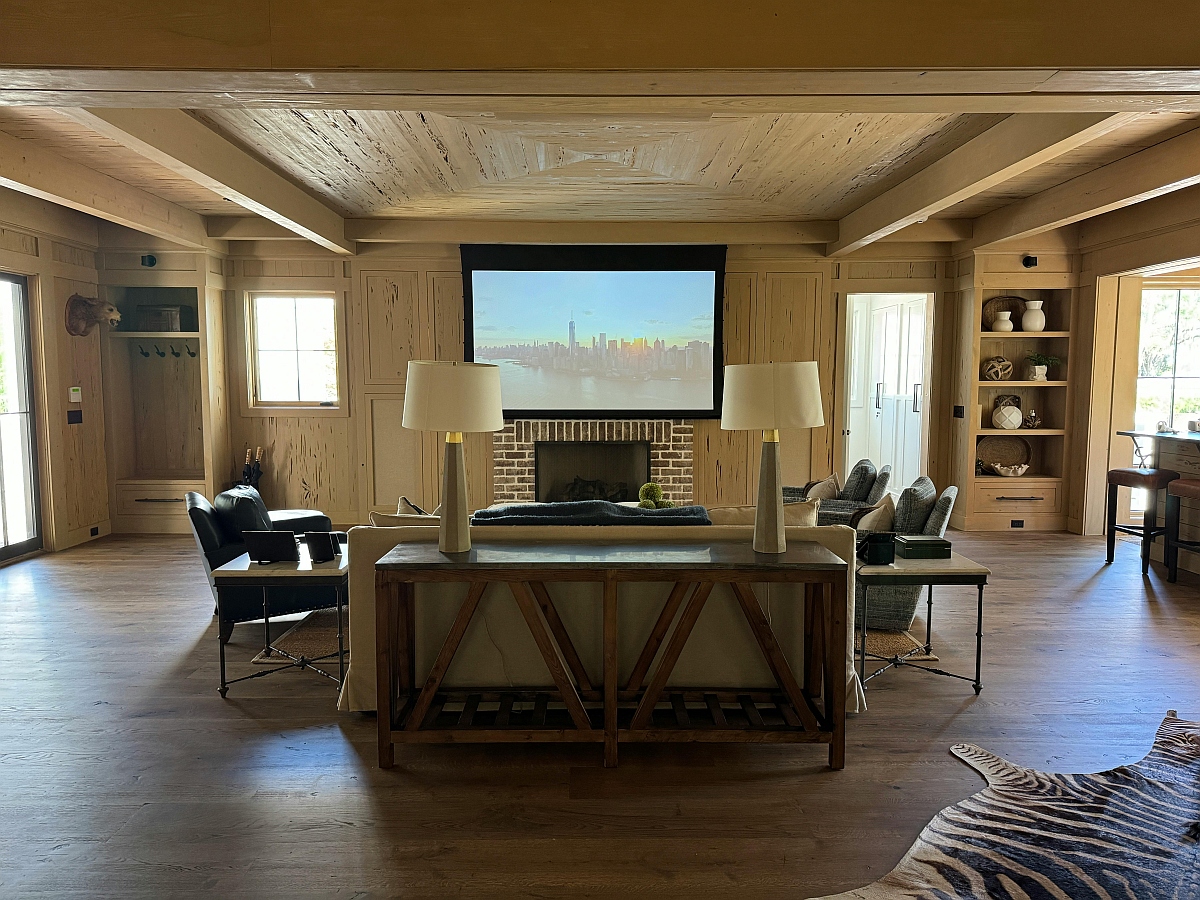 Salon z projektorem jako nowoczesne centrum multimedialne