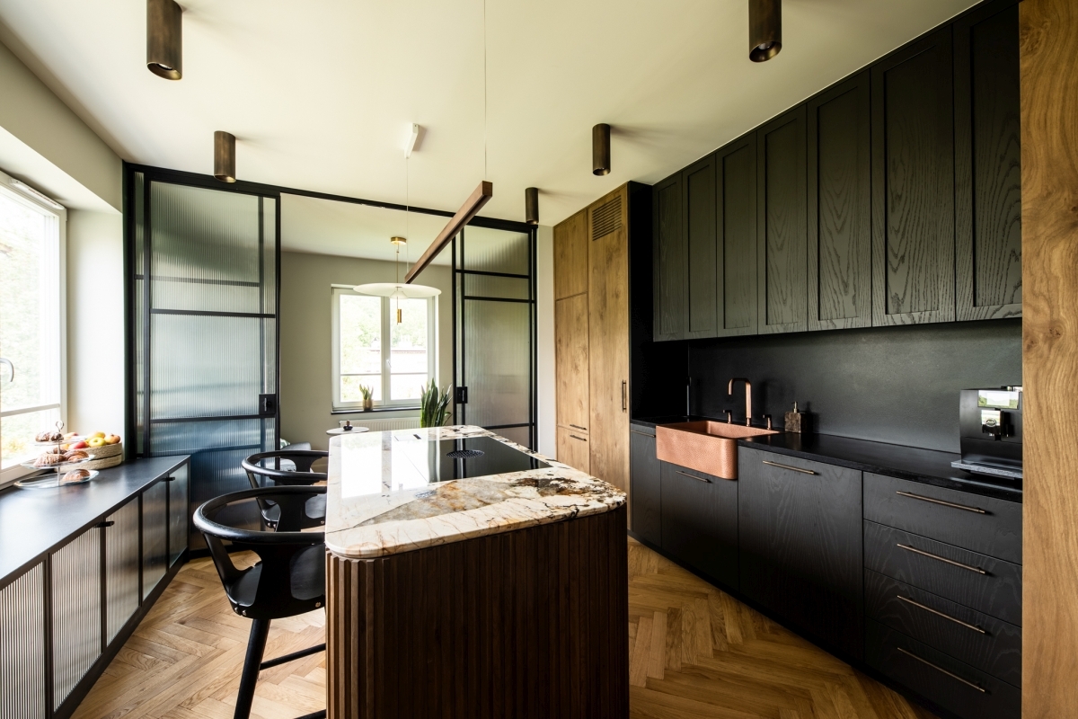 Kuchnia z wyspą z kamienia Patagonia i miedzianym zlewem