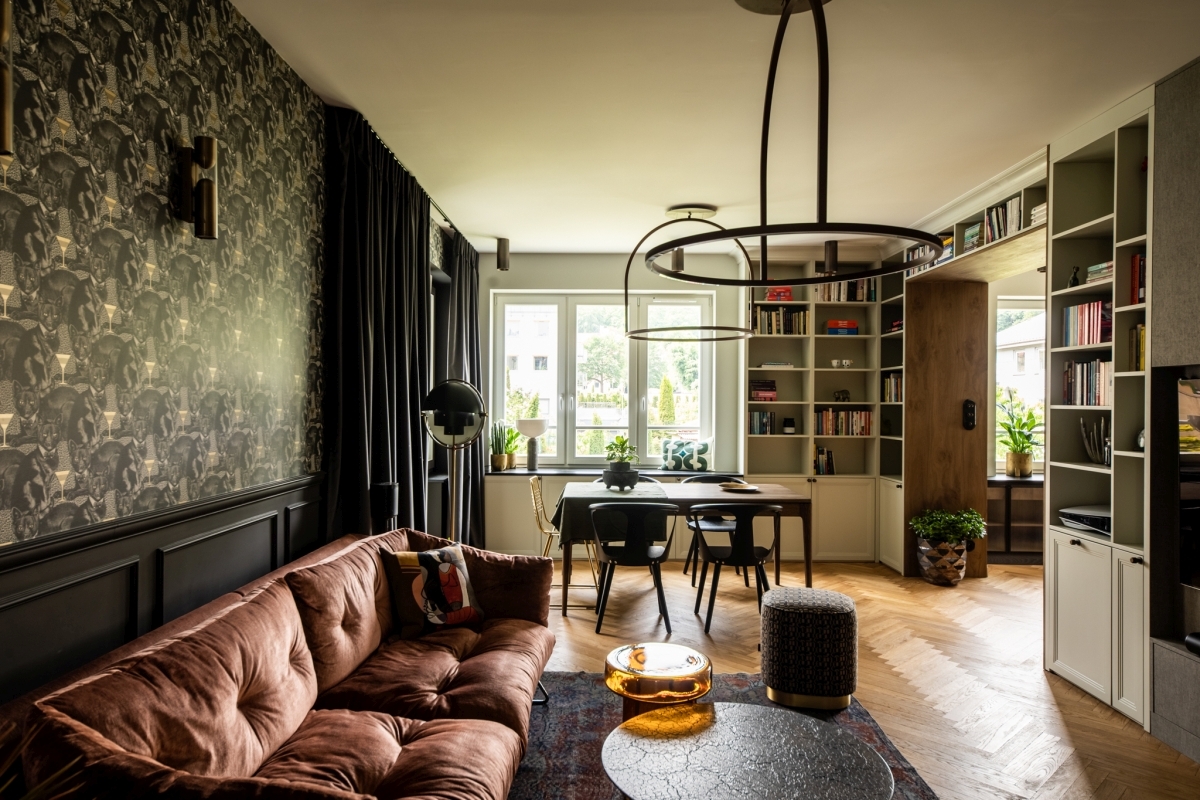 Przytulna jadalnia z dębowym stołem i nastrojowym oświetleniem