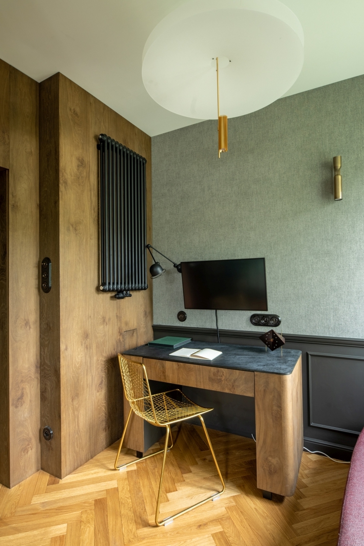 Sypialnia z tkaninową tapetą i fornirowaną lamperią