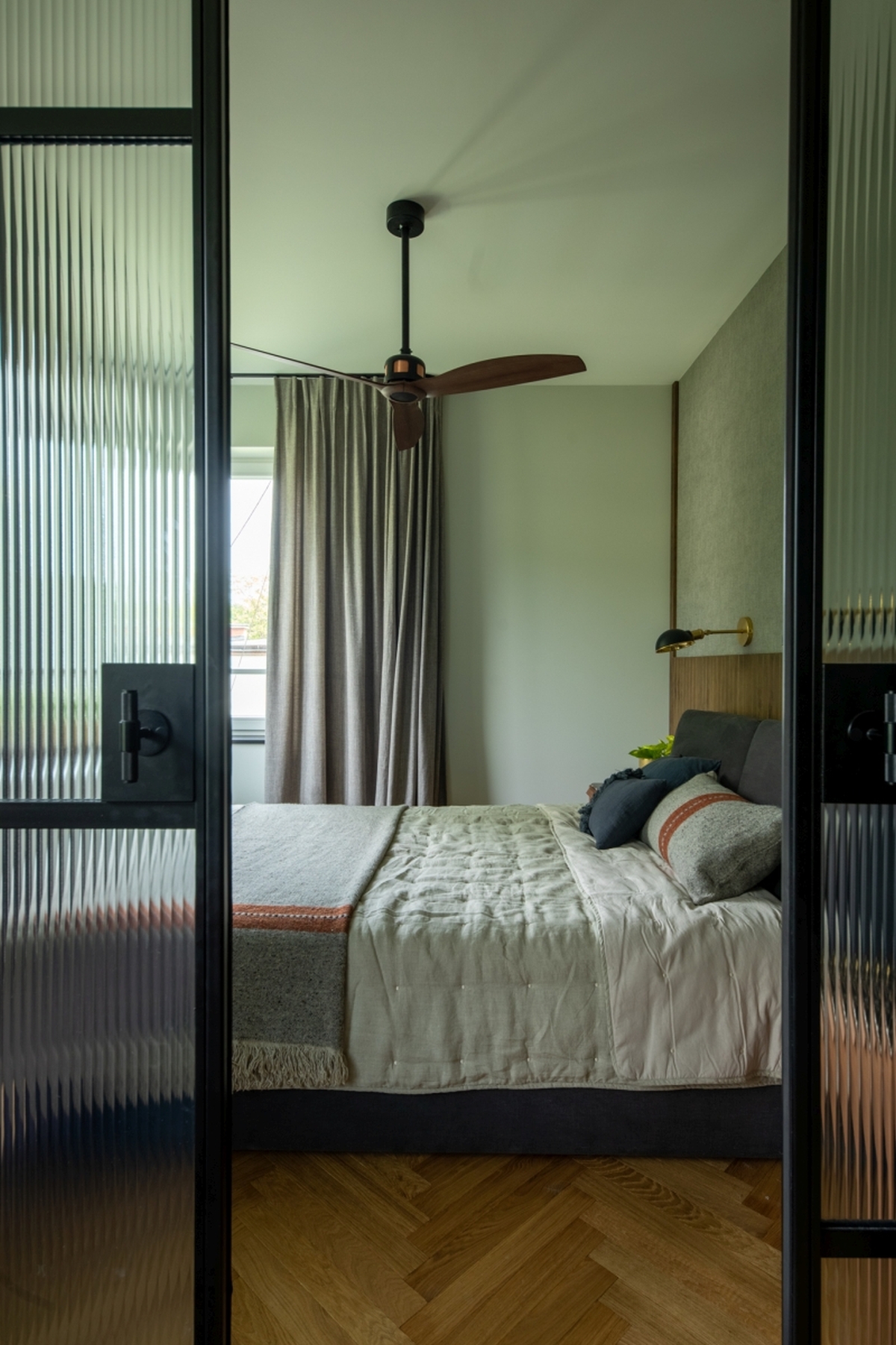 Detal tkaninowych i kamiennych powierzchni w nowoczesnym mieszkaniu