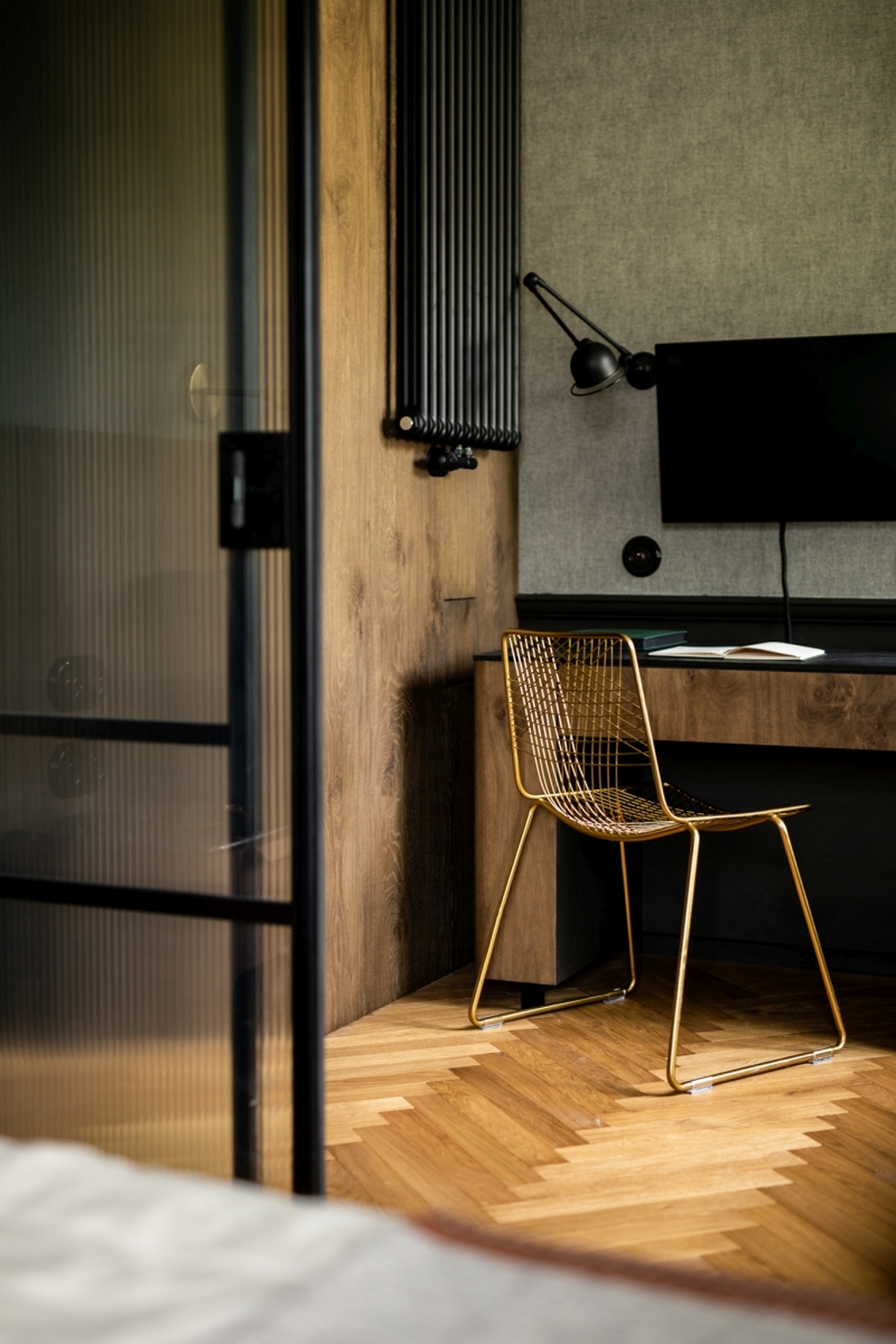 Sypialnia z tkaninową tapetą i fornirowaną lamperią