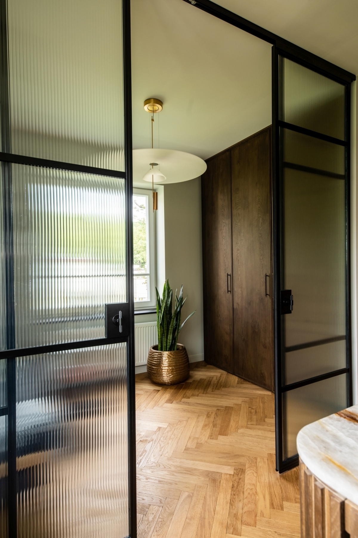 Detal tkaninowych i kamiennych powierzchni w nowoczesnym mieszkaniu