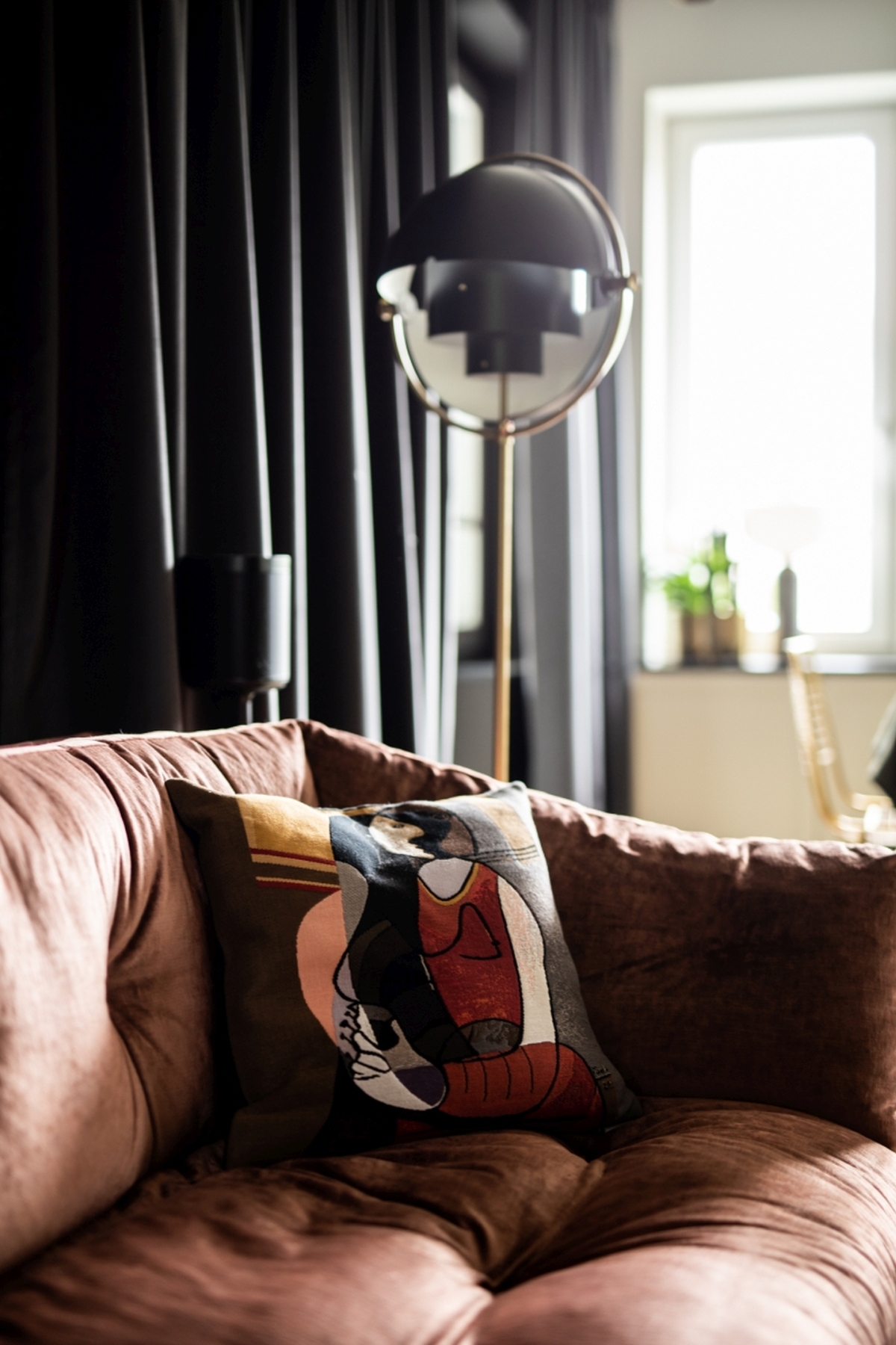 Przytulna jadalnia z dębowym stołem i nastrojowym oświetleniem