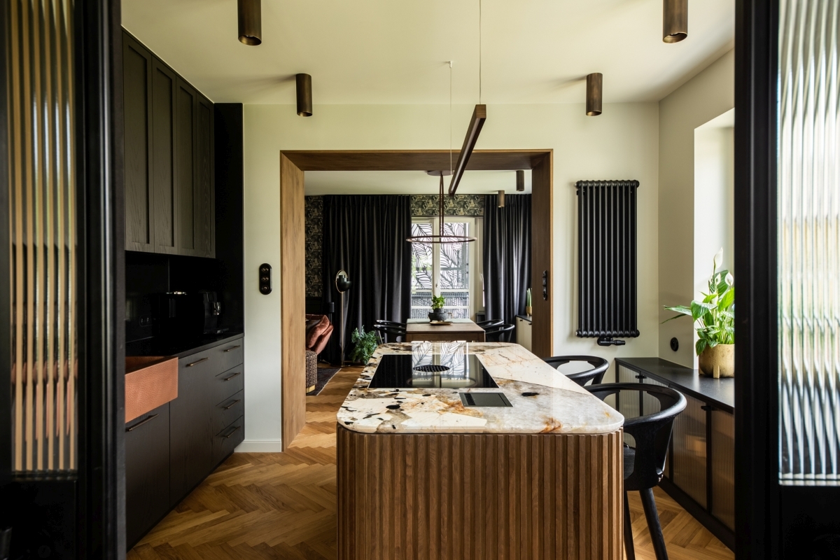 Kuchnia z wyspą z kamienia Patagonia i miedzianym zlewem