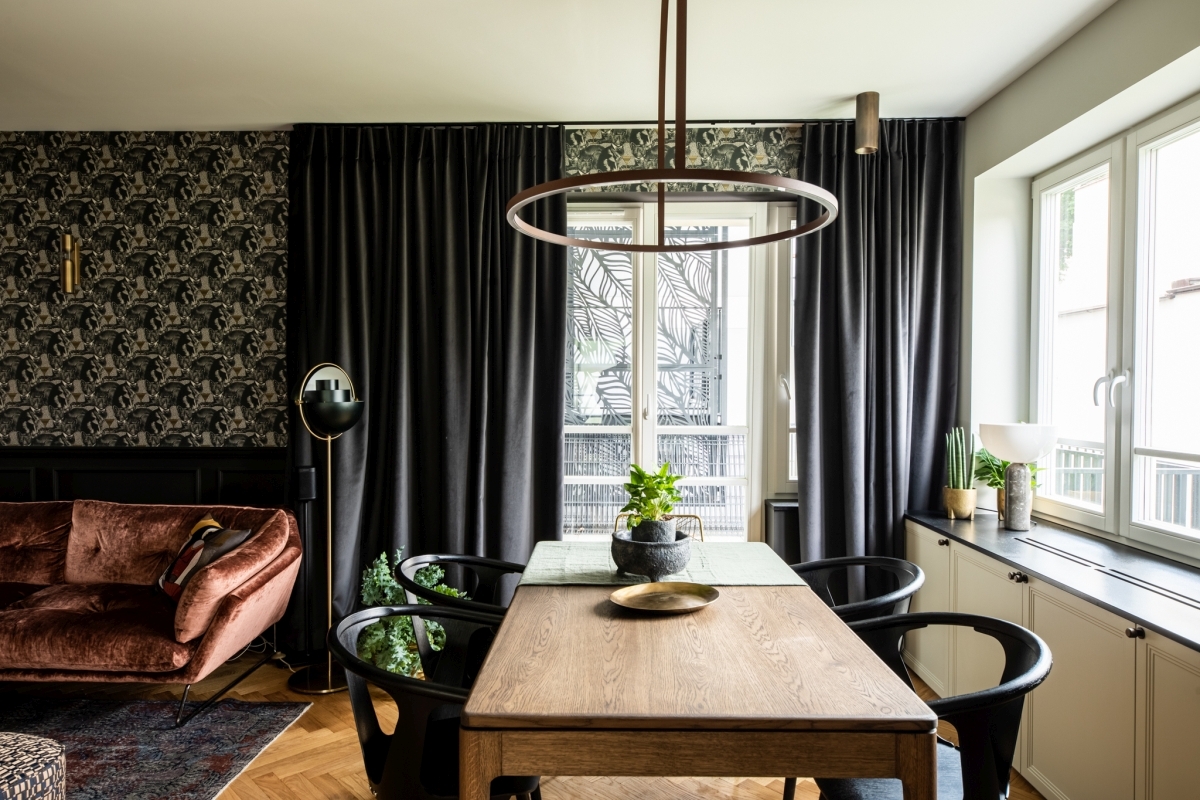 Przytulna jadalnia z dębowym stołem i nastrojowym oświetleniem