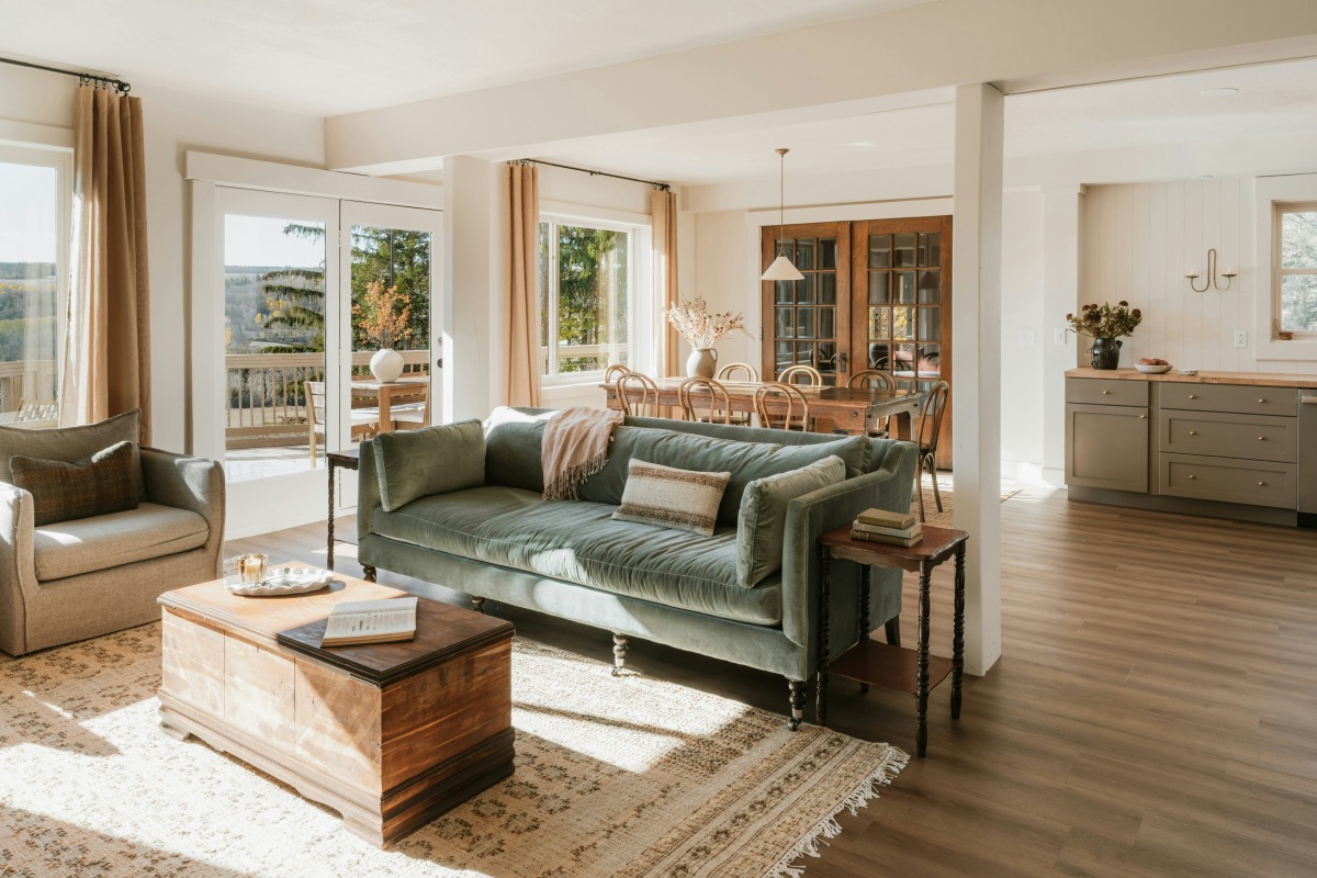 Meble kolonialne w salonie