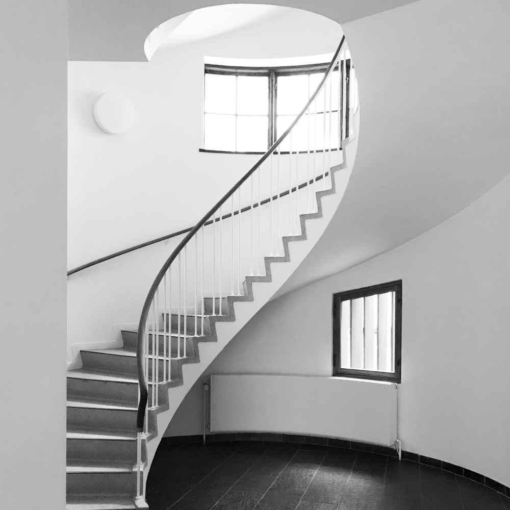 dom z białą klatką schodową, białe ściany przy schodach, biały kolor przy schodach