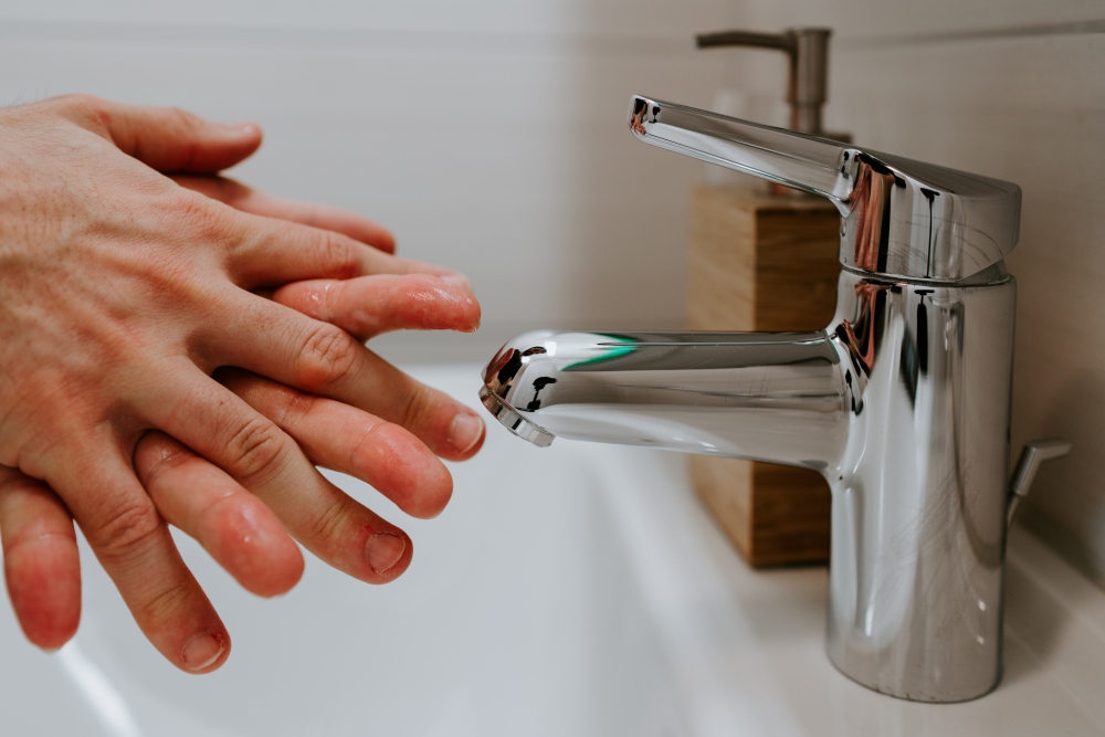 koronawirus mycie rąk, koronawirus dezynfekcja dłoni, koronawirus czym myć ręce