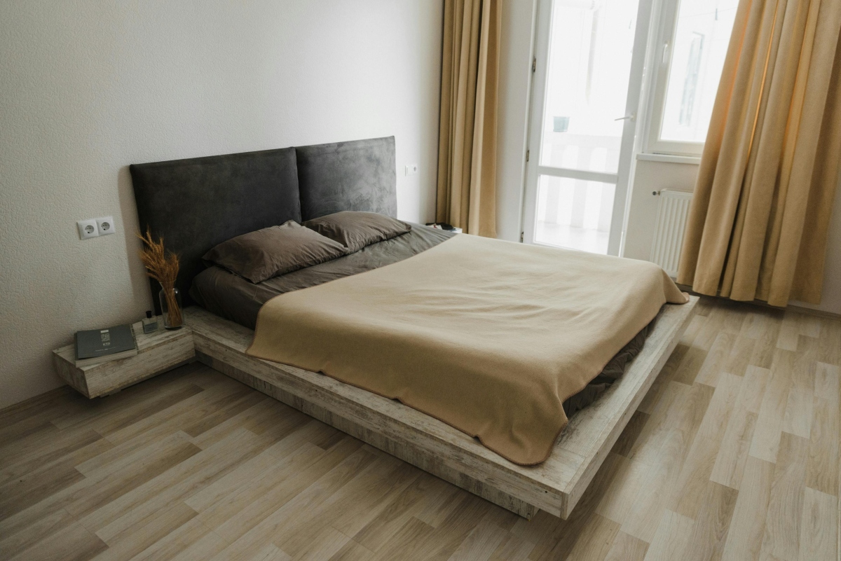 Podest zamiast łóżka w nowoczesnej sypialni