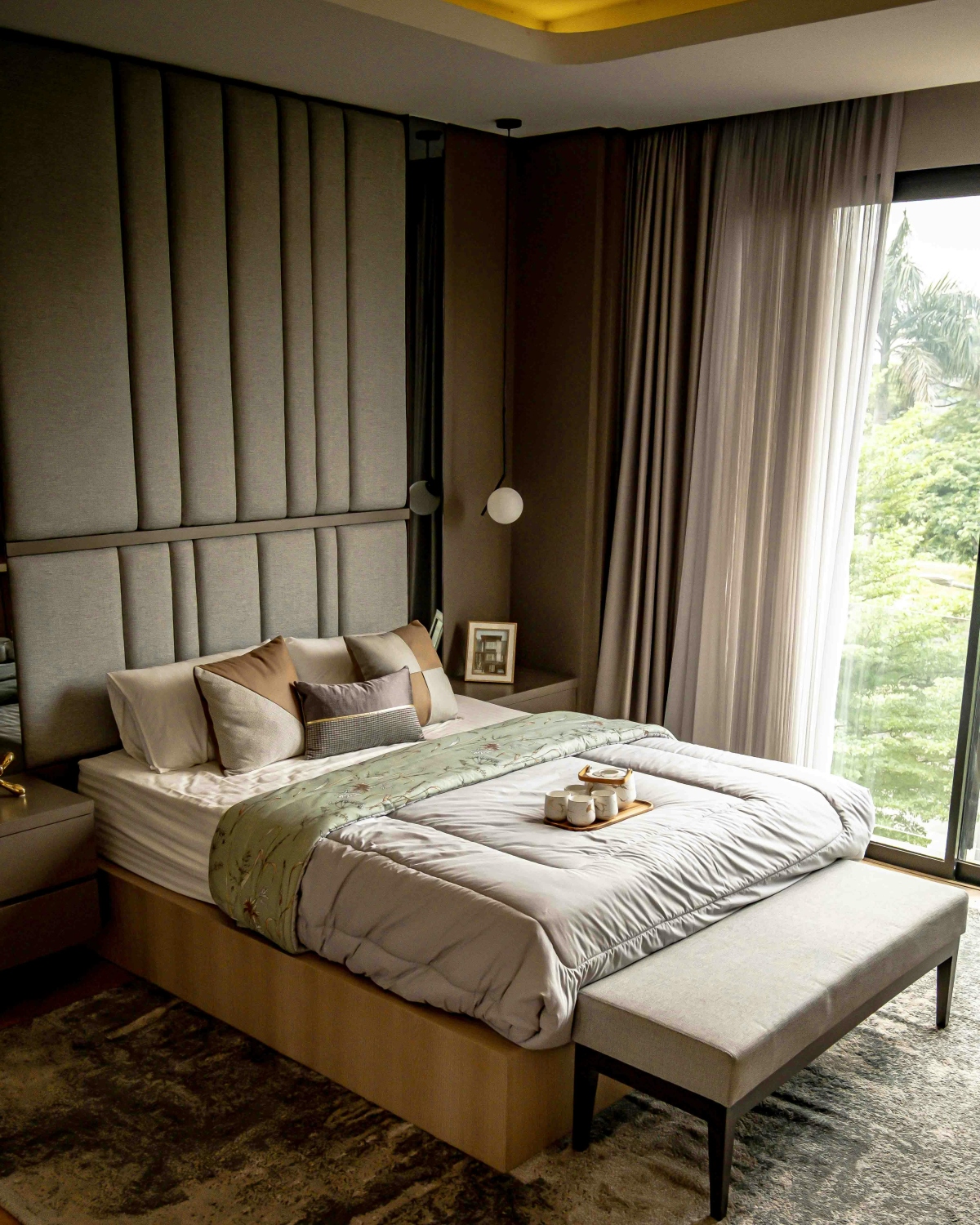 Sypialnia z podestem w małym mieszkaniu