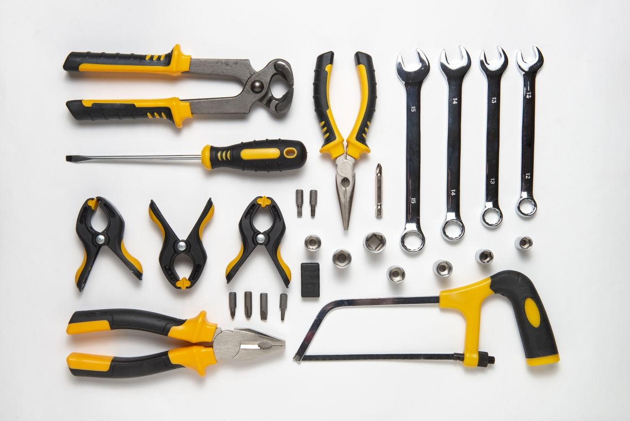 jakie narzędzia są niezbędne w każdym domu 