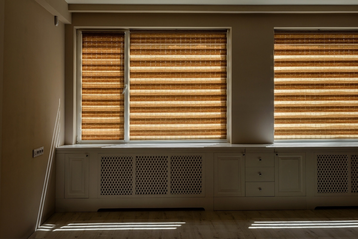 Rolety dzień-noc w sypialni – zalety i wady