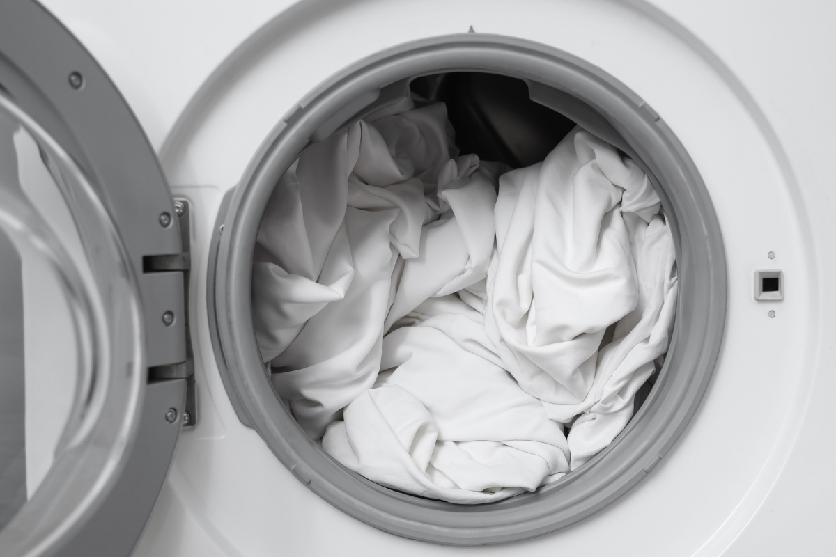 Wpływ przeładowania pralki na zapach ubrań