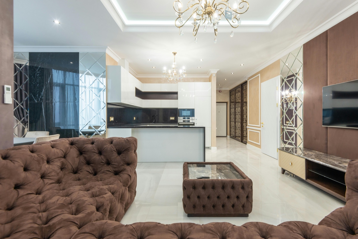 Czekoladowy brąz – luksusowa głębia w salonie