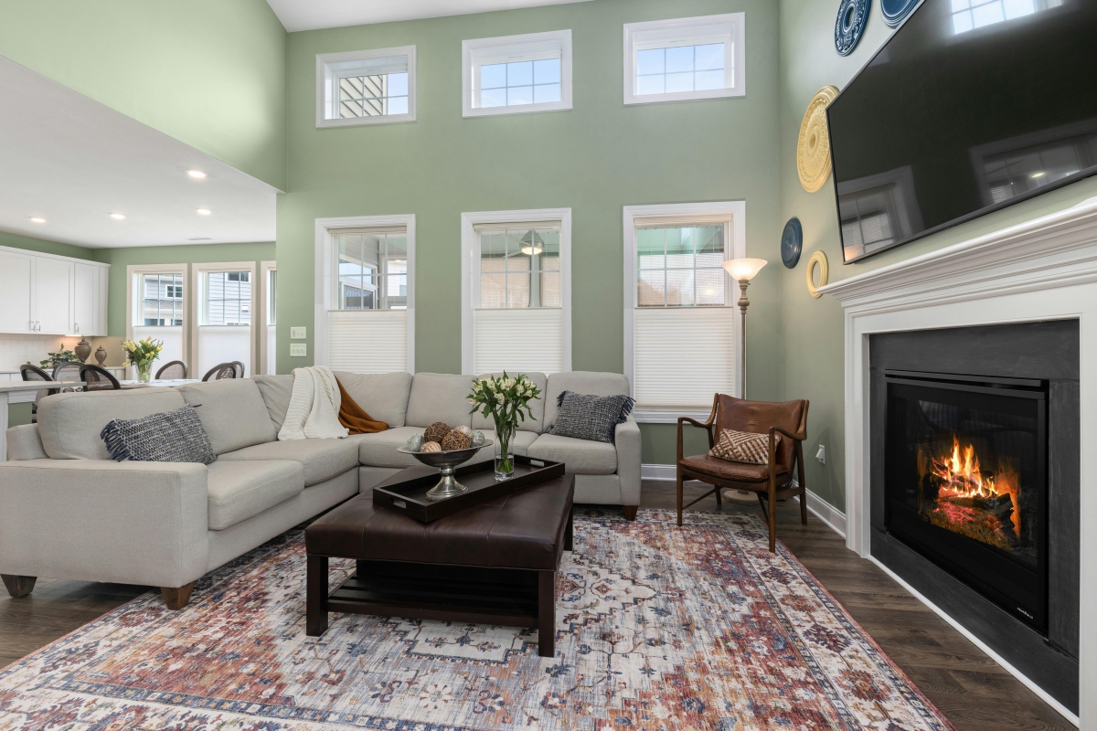 Szałwiowa zieleń w aranżacji wnętrz – przykładowy salon